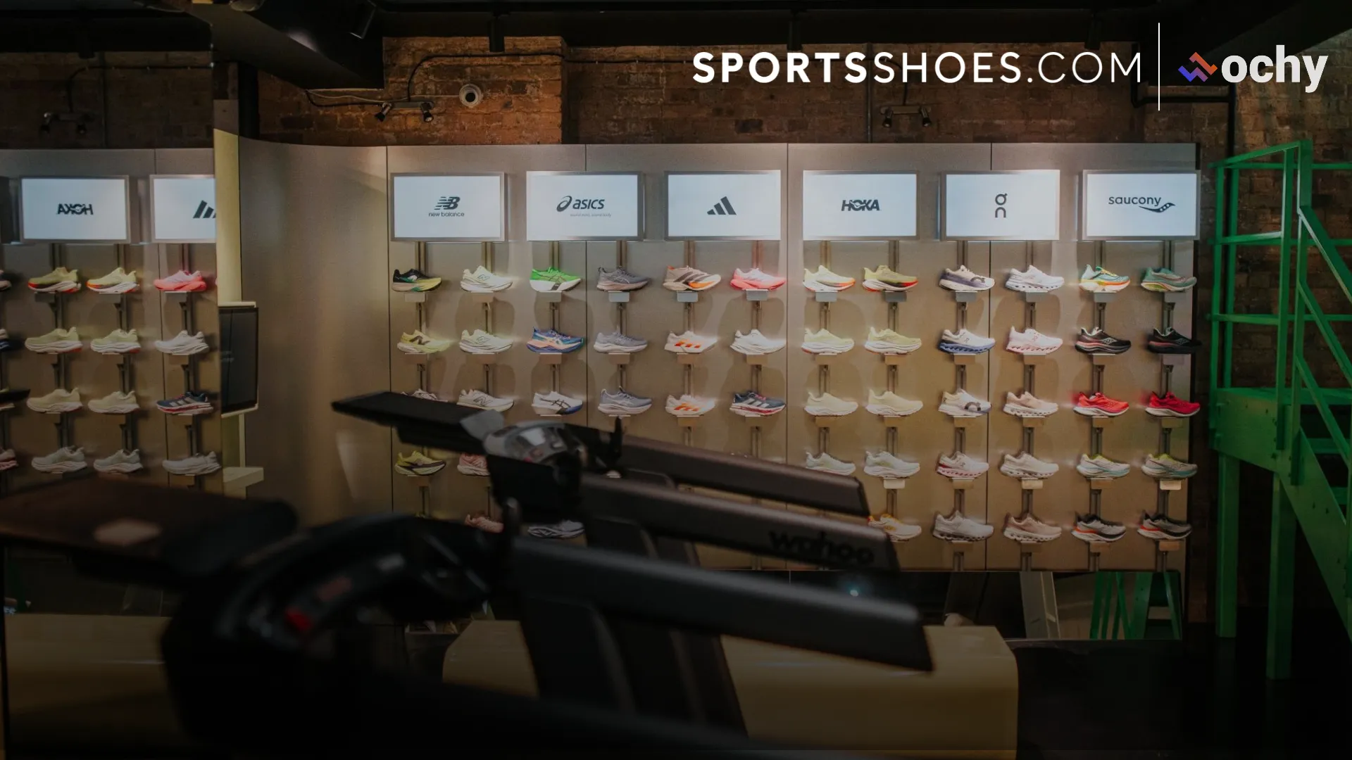 SportsShoes.com 매장 안에 진열된 여러 브랜드의 러닝화