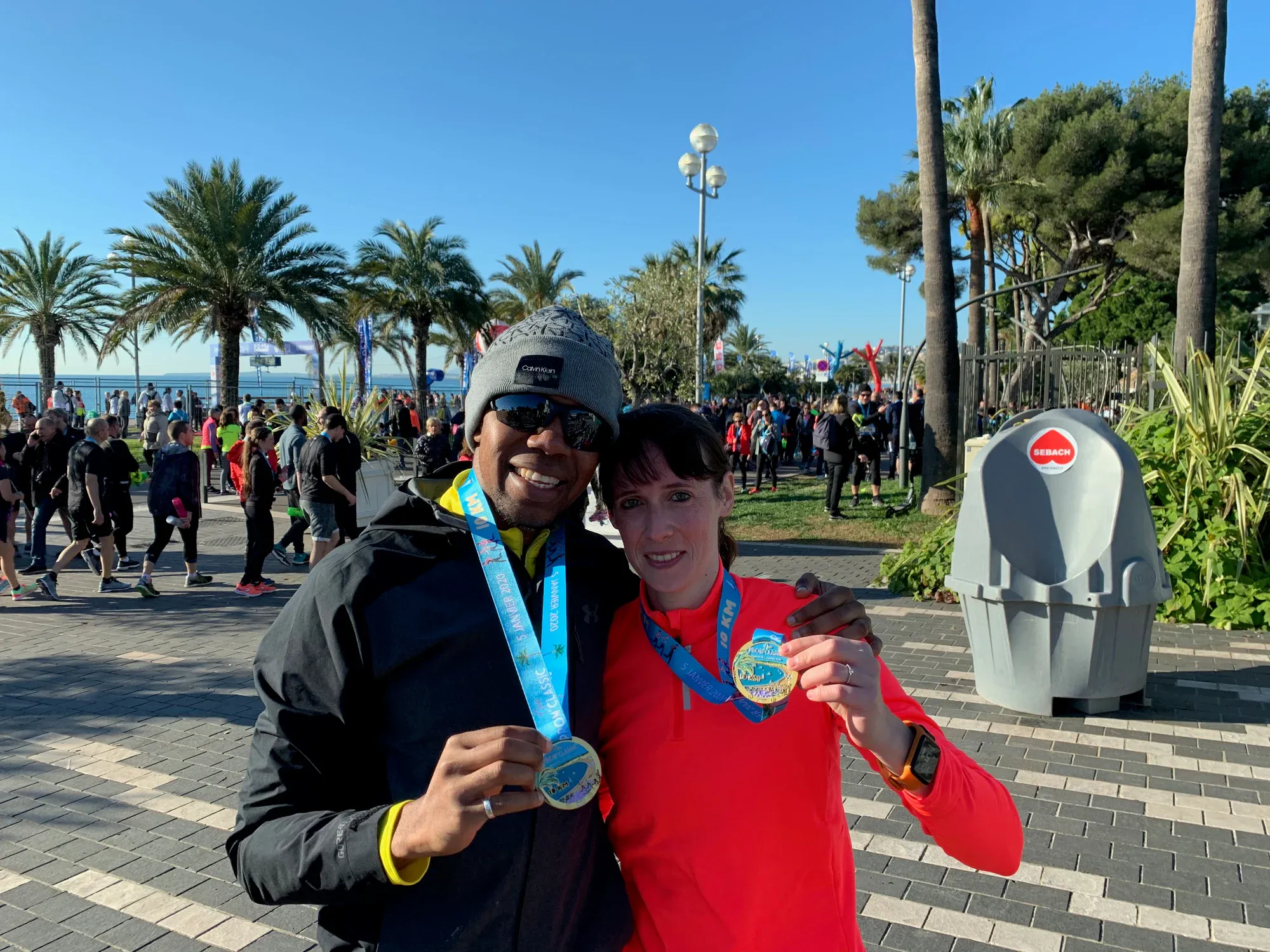 Khaldon e Perrine al traguardo della loro prima mezza maratona a Nizza