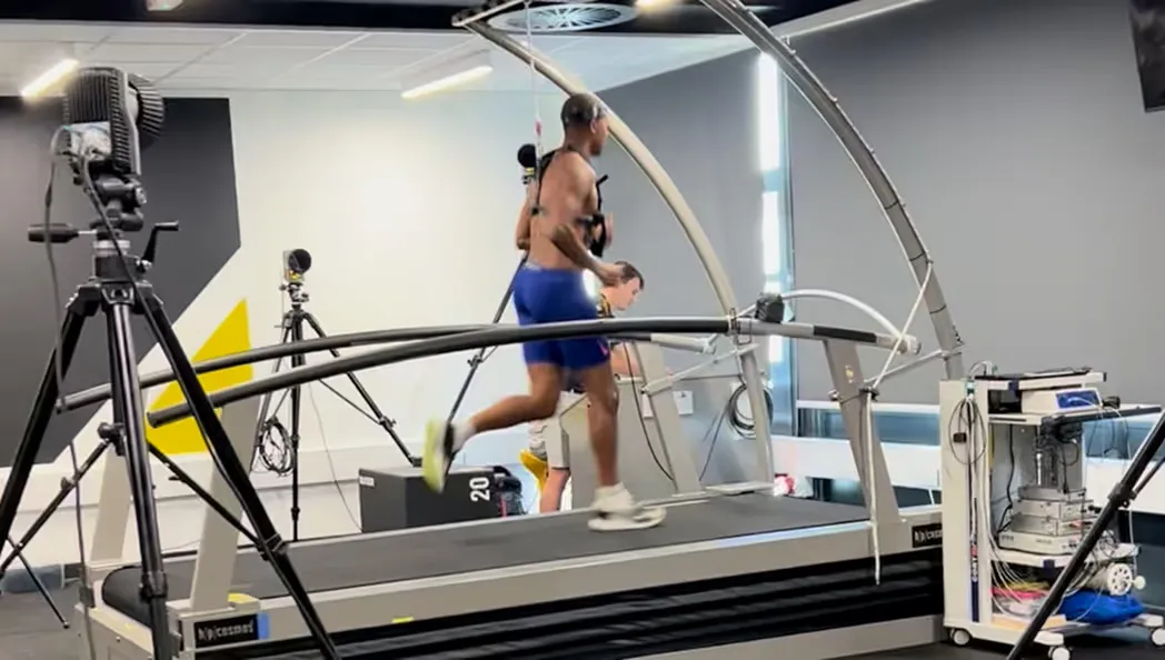 Een hardloper op een loopband in een biomechanicalab, gefilmd door motion-capturecamera's