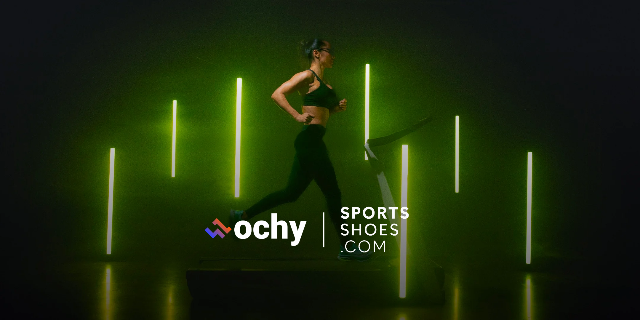 초록색 조명 사이에서 러너가 트레드밀을 달리는 모습을 담은 Ochy와 SportsShoes.com의 러닝 분석 배너
